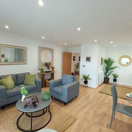 Snuggle Inn - Riverside Apartments - Views Over Looking London River Thames, Close To O2 Arena, London Excel, London City Airport, Thames Clipper- River Boat Service, Woolwich Ferry, Onsite Parking, Twin Room Option Available Exterior foto