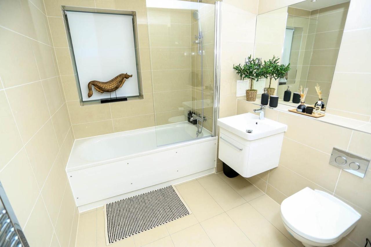 Snuggle Inn - Riverside Apartments - Views Over Looking London River Thames, Close To O2 Arena, London Excel, London City Airport, Thames Clipper- River Boat Service, Woolwich Ferry, Onsite Parking, Twin Room Option Available Exterior foto
