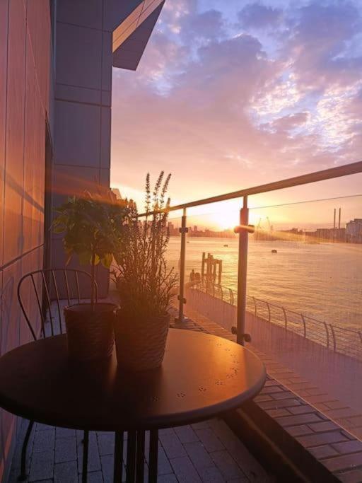 Snuggle Inn - Riverside Apartments - Views Over Looking London River Thames, Close To O2 Arena, London Excel, London City Airport, Thames Clipper- River Boat Service, Woolwich Ferry, Onsite Parking, Twin Room Option Available Exterior foto