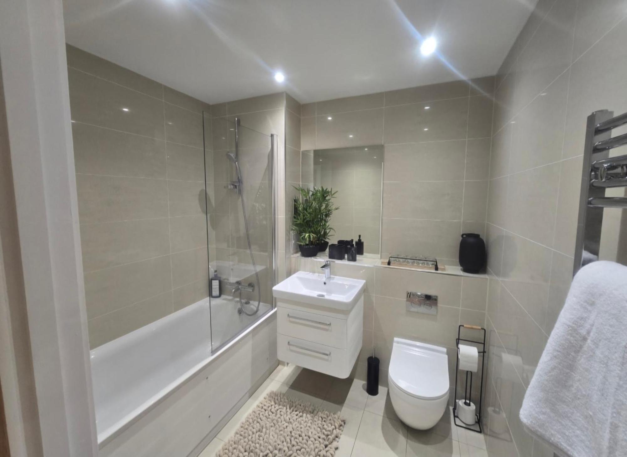 Snuggle Inn - Riverside Apartments - Views Over Looking London River Thames, Close To O2 Arena, London Excel, London City Airport, Thames Clipper- River Boat Service, Woolwich Ferry, Onsite Parking, Twin Room Option Available Exterior foto